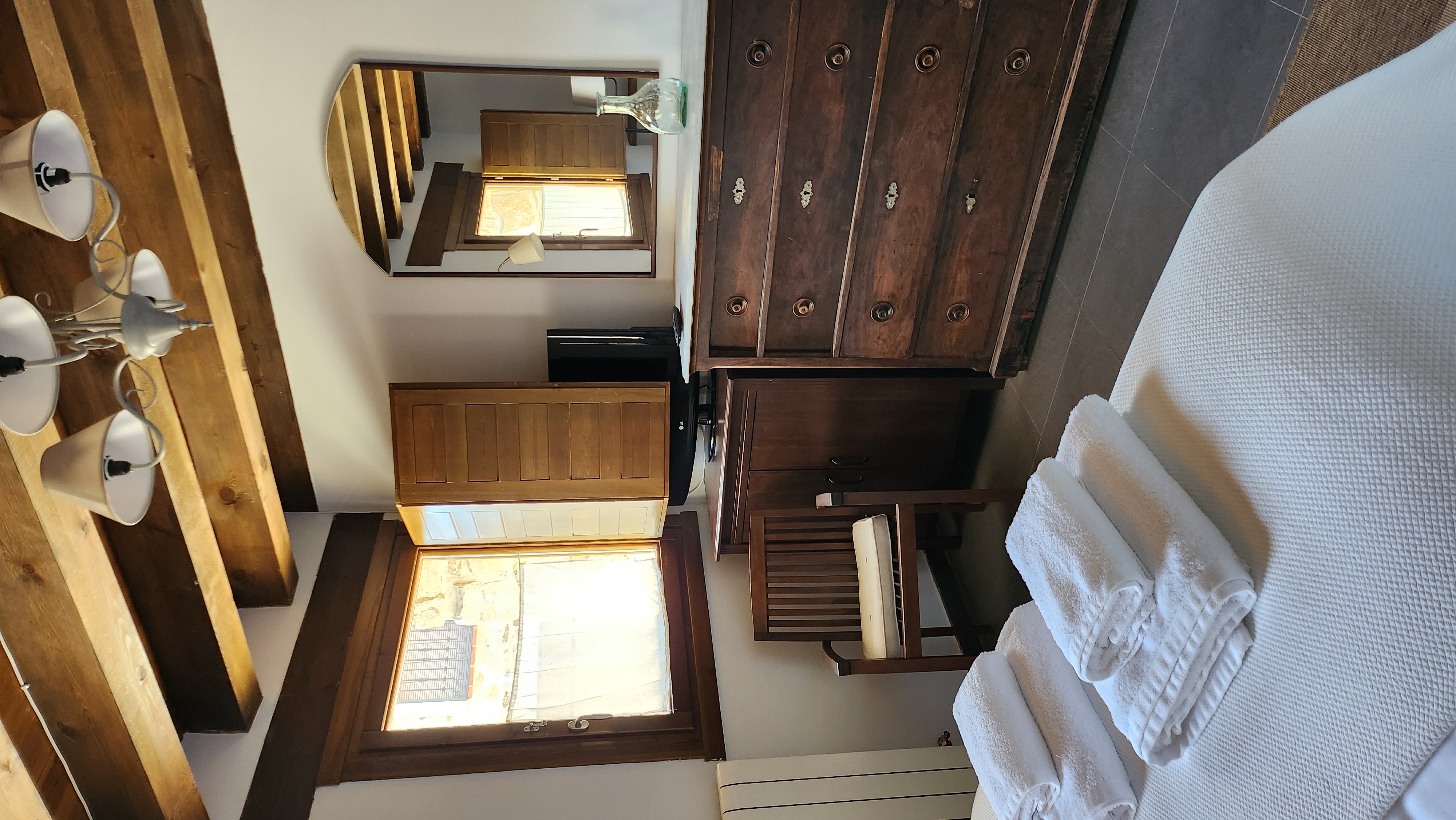 Dormitorio con cómoda y ventana