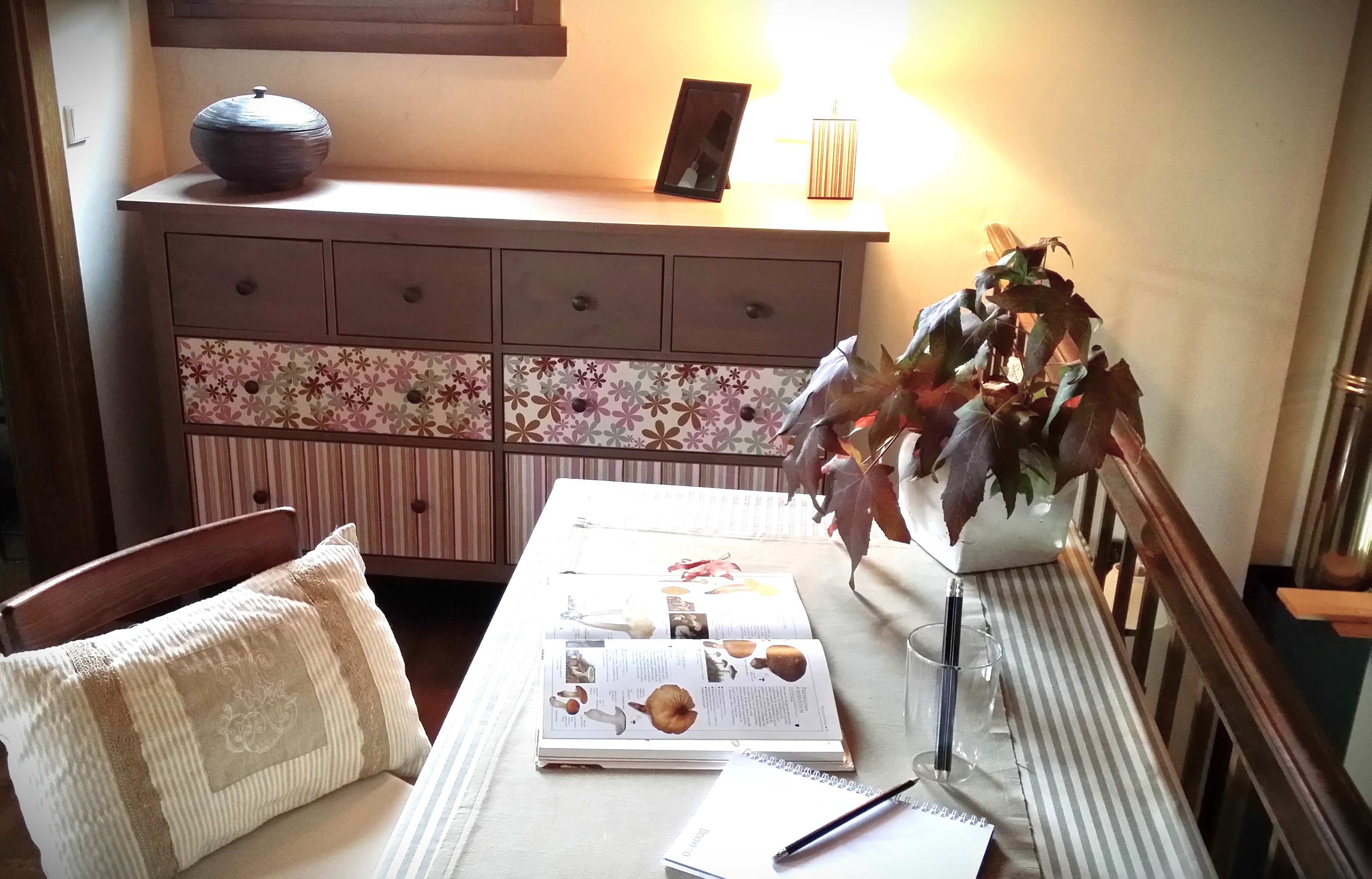 Rincón interior con detalles cálidos
